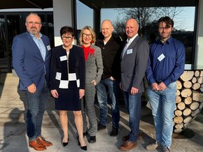 Fortbildung Adipositastherapie (© Klinikum Straubing) Gruppenbild mit freundlich blickenden fünf Herren und zwei Damen vor dem Hotel