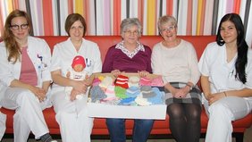 Foto von Hildegard Henning (Mitte) mit Assistenzärztin MUDr. Pavla Hettler, stellvertretender Leiterin der Wochenbettstation im Klinikum Elke Schönhofer, Gabriele Schäfer-Gaál von der Pflegedirektion und Krankenschwester Stefanie Lach (v.l.). 