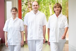 Das Team der Diabetesassistenten und Ernährungsberater am Klinikum St. Elisabeth (© Johannes Lehner) Portrait des Teams der Diabetesassistenten und Ernährungsberater am Klinikum St. Elisabeth (v.l.): Claudia Schmelmer, Benjamin Fischer und Elfriede Ehrenschwender.