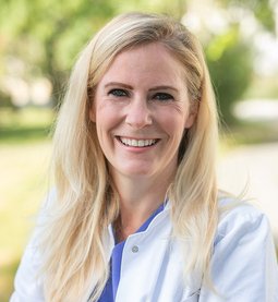 Portrait von Dr. Dr. Julia Peter-Schilling, Oberärztin Klinik für Urologie