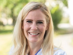 Portrait von Dr. Dr. Julia Peter-Schilling, Oberärztin Klinik für Urologie