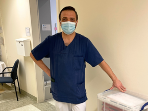 Janan Mohamad ist vielen möglicherweise aus dem Patiententransport, der Post- und Aktenverteilung ein bekanntes Gesicht. In diesem Bild beliefert er gerade die Abteilung Dokumentenservice. (StefaniaRausch) Janan Mohamad ist vielen möglicherweise aus dem Patiententransport, der Post- und Aktenverteilung ein bekanntes Gesicht. In diesem Bild beliefert er gerade die Abteilung Dokumentenservice.