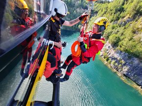 Wasserrettung Christoph15 (© Roland Benning) Foto vom Hubschrauber Christoph15 beim Einsatz mit zwei Männern
