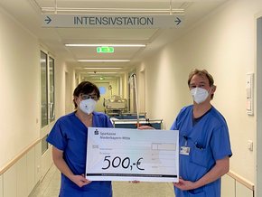 Spende für die Intensivstation (© Heike Baier) Bild von Leiter der Intensivstation Martin Kiefl und seiner Stellvertretung Petra Rücker