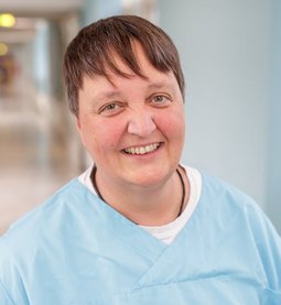 Kerstin Franzke (© Johannes Lehner) In türkisem Kasack und weißem Shirt drunter, braune Kurzhaarfrisur