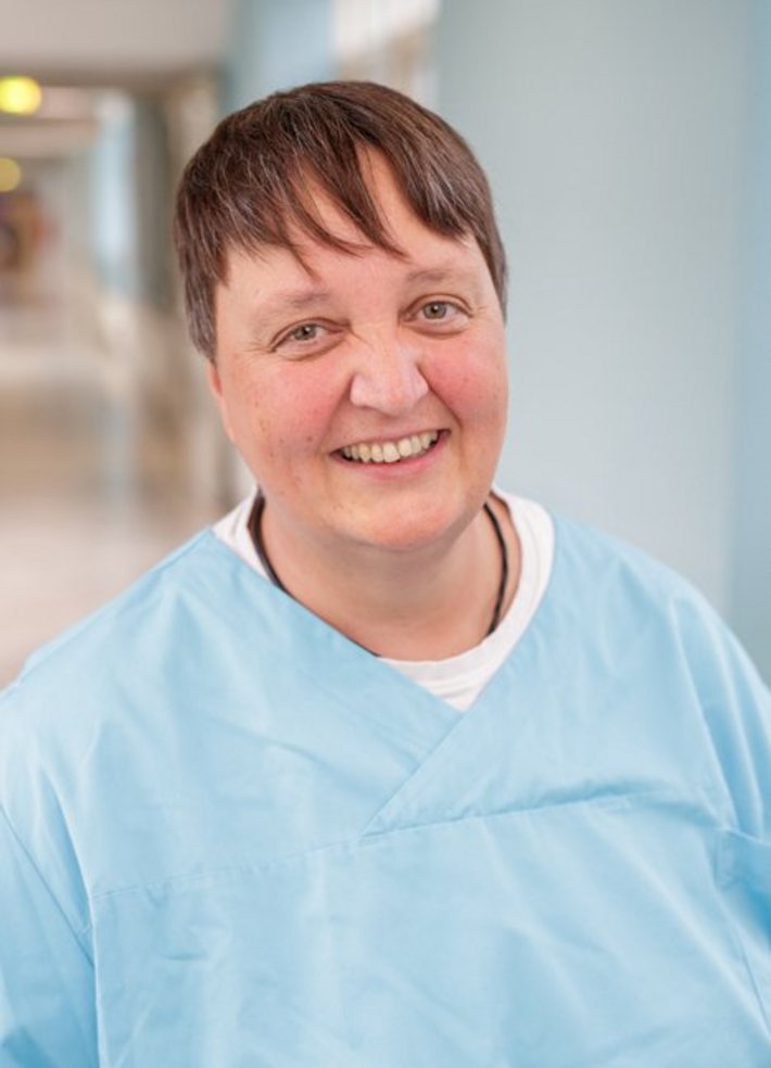 Kerstin Franzke (© Johannes Lehner) In türkisem Kasack und weißem Shirt drunter, braune Kurzhaarfrisur