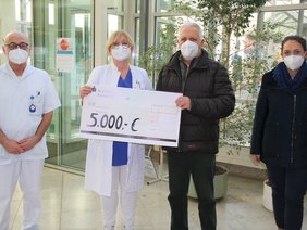 Klaus Sandl überreicht die Spende von 5.000€ an die Leiterin der Palliativstation Dr. Carmen Müller. Mit im Bild Peter Oberberger (links), Pflegerischer Leiter der Palliativstation, und Stefania Rausch (rechts) vom Marketing des Klinikums
