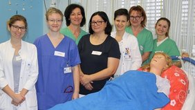 Fotomotiv: Das interdisziplinäre Team aus Gynäkologie und Anästhesie übte zusammen mit einer Hebamme an der High-Tech-Puppe Victoria im Kreißsaal des Klinikum St. Elisabeth, was im Notfall zu tun ist.