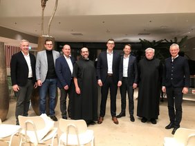 Bis auf den zweiten von links alle Herren mit dunklem Jackett bzw. Anzug, der Frater in Kutte. 