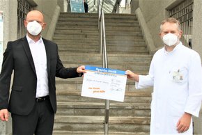 Das Bild zeigt Thomas Sedlmeier (links), Filialleiter der Spardabank Straubing, mit Privatdozent Dr. Jochen Grassinger, Leiter des Onkologischen Zentrums. 