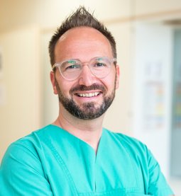 Portrait von Daniel Zollner, stellv. Pflegerische Gesamtleitung OP-Bereich