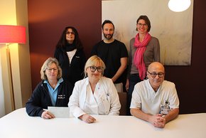 Spendenübergabe an Palliativstation (© Michaela Bernhard ) Bild von leitender Ärztin der Palliativstation Dr. Carmen Müller und Oberarzt Dr. Maximilian Messmann und Helga und Sigrid, Vorsitzende der Oberpiebinger Pony- und Pferdefreunde
