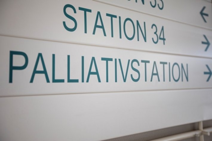 Flurschild Palliativstation (© Johannes Lehner) Foto vom Flurschild der Palliativstation