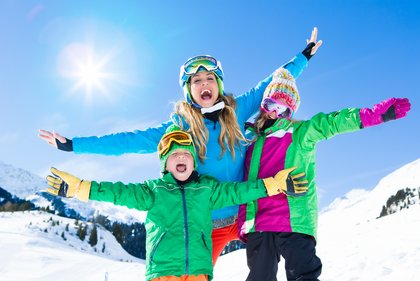 Foto einer Familie beim Skifausflug