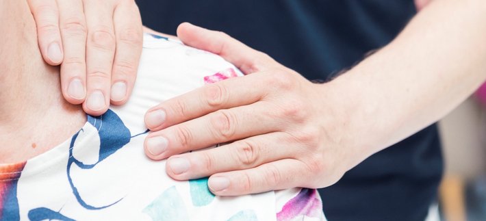 Foto eines massierenden Physiotherapeuten