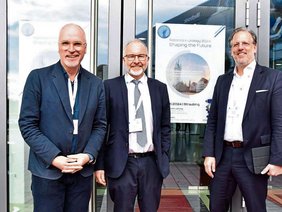 Sie freuten sich über den erfolgreichen Verlauf des Symposiums: (v.l.) Prof. Burkhard Ubrig, Vorsitzender der Deutschen Gesellschaft für Roboterassistierte Urologie, Tagungspräsident Dr. Christian Gilfrich vom Klinikum St. Elisabeth und Tagungspräsident 2025 Prof. Christian Wülfing