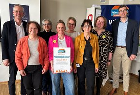 Auszeichnung Fairtrade Schule (© Sandra Wimmer) Die Herren je etwa einen Kopf größer, als die Damen Frau Zeugner mit Urkunde, alle lachend