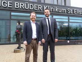 Dr. Martin Baumann und PD Dr. Thomas Betz (© Johannes Lehner) Foto von Geschäftsführer des Klinikums Straubing, Dr. Martin Baumann (l.)mit Chefarzt der neuen Klinik für Gefäßchirurgie, Privatdozent Dr. Thomas Betz