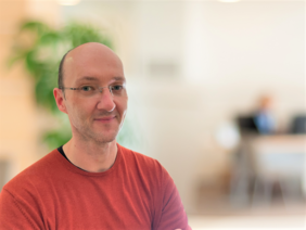 Tobias Franz unterstützt die Berufsfachschule für Pflege als neuer Pflegepädagoge. (©Stefania Rausch) Tobias Franz unterstützt die Berufsfachschule für Pflege als neuer Pflegepädagoge.