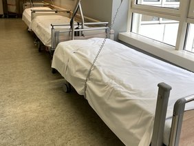 Wenn die Reinigung beendet ist, bietet sich schon mal das rechte Bild: Die Betten stehen am Gang aufgereiht hintereinander und warten auf den nächsten Einsatz in den Patientenzimmern. (StefaniaRausch) Wenn die Reinigung beendet ist, bietet sich schon mal das rechte Bild: Die Betten stehen am Gang aufgereiht hintereinander und warten auf den nächsten Einsatz in den Patientenzimmern.