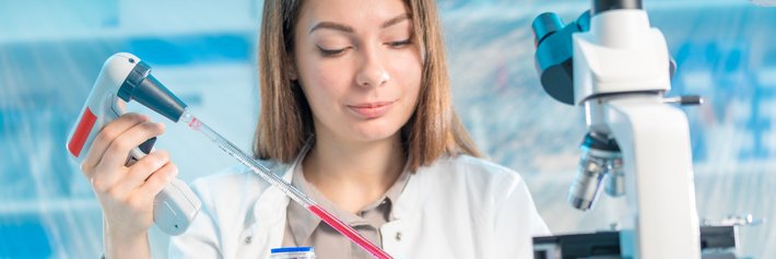 Mikrobiologie Labor (© science photo/ Fotolia) Foto einer Frau bei Untersuchungen im Labor