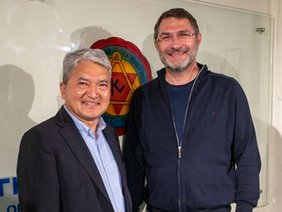 Prof. Dr. Norbert Weigert (re) mit Prof. Dr. Ram Shrestha (li) (© Claudia Weigert ) Bild von Prof. Dr. Norbert Weigert (re), Chefarzt der I. Medizinischen Klinik, Klinikum Straubing mit Prof. Dr. Ram Shrestha (li), Gründer und Chef des Dhulikhel Hospitals und Vize-Kanzler der Kathmandu University