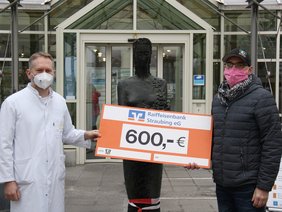 Bild von Franz Landgraf, Kassier des RSC Pillnach und Leiter des Onkologischen Zentrums Privatdozent Dr. Jochen Grassinger 