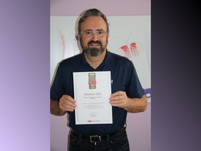 Foto von Professor Obermaier mit Darmkrebsauszeichnung