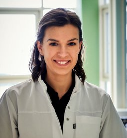 Portrait von Dr. Hanna Bayer, Funktionsoberärztin Klinik für diagnostische und interventionelle Radiologie