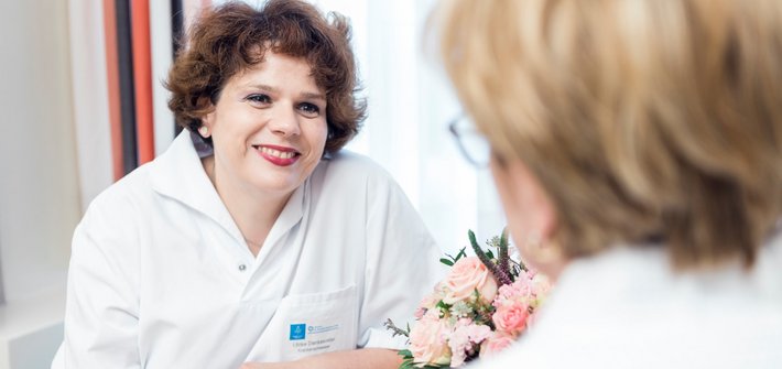 Ulrike Dankesreiter im Patientengespräch (© Johannes Lehner) Foto von Ulrike Dankesreiter, die stellvertretende pflegerische Leitung, im Gespräch mit einer Patientin