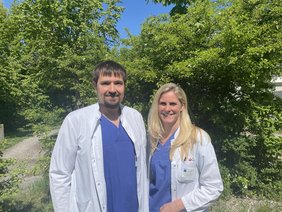 Dr. Dr. Julia Peter-Schiller (rechts) und Dr. Anton Kravchuk (links) feiern ihre herausragenden Promotionserfolge (magna cum laude und summa cum laude) 