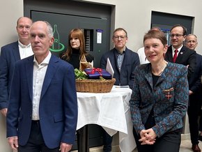 Dr. Christoph Weber (vorne links) wurde Ende März in den Wohlverdienten Ruhestand verabschiedet. (© Heike Korber) Dr. Christoph Weber (vorne links) wurde Ende März in den Wohlverdienten Ruhestand verabschiedet.