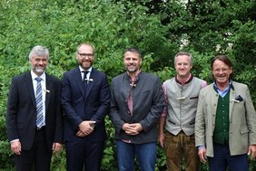 Portrait von: Prof. Dr. med. Matthias Jacob, Chefarzt der Klinik für Anästhesiologie, Operative Intensivmedizin und Schmerzmedizin am Klinikum St. Elisabeth Straubing, Barmherzige Brüder; Dr. med. Daniel Werner, stellvertretender Leiter Medizin ADAC Luftrettung gGmbH; Dr. med. Björn Hossfeld, OFA, Oberarzt der Klinik für Anästhesie, Intensivmedizin, Notfallmedizin und Schmerzmedizin am Bundeswehrkrankenhaus Ulm; Prof. Dr. med. Sebastian Maier, Chefarzt der II. Medizinischen Klinik am Klinikum St. Elisabeth Straubing, Barmherzige Brüder; Prof. Dr. med. Erich Kilger, Klinik für Anästhesiologie der LMU, Leitender Oberarzt der Herzklinik der Universität am Augustinum.