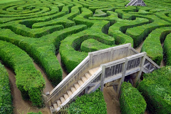 Bruecke zur Orientierung (© djama/ Fotolia ) Foto eines Labyrintha mit Brücke