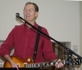 Werner Lokotsch verzauberte mit seiner Stimmte die Zuhörer (© Brigitte Messerschmitt) Foto von Werner Lokotsch