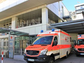 (© Sandra Wimmer) Bild zeigt zwei Rettungswagen vor der Notaufnahme des Straubinger Klinikums