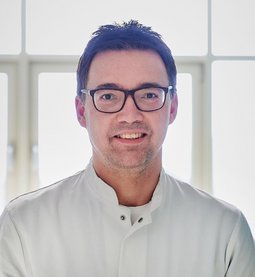 Portrait von Dr. Christoph Kerscher, Oberarzt, Stv. Leiter Intensivstation