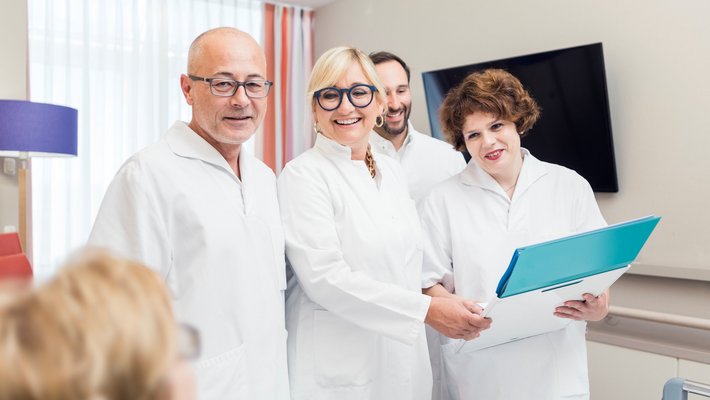 Visite der Palliativmedizin (© Johannes Lehner) Foto vom Team der Palliativmedizin auf Visite bei einer Patientin